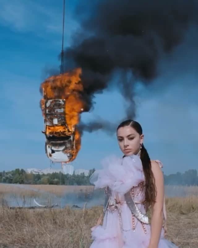 のインスタグラム：「【Charli XCX】 チャーリー　XCXのニュー・アルバム『Charli』からの新曲「White Mercedes」のミュージックビデオは皆さんもう見ましたか？！ ✨ チャーリー がメーキングの様子も公開！ 面白い場面がたくさんですね🤣 「スタントは全部自分でやってるのよ！」とコメントも💪 ✨ ユニークな車のシーンもたくさんあるビデオになっているので是非ご覧下さい❣️ #CharliXCX」