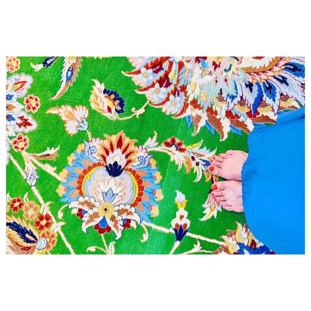 小林由佳のインスタグラム：「世界1シリーズ☝︎✨ ・ there have a lot of things "Best" all over the world. ・ ▷most of biggest Persia carpet ▷most of biggest Ferris wheel ▷most of biggest artificial island ▷most of beautiful starbucks ▷most of poor starbucks(maybe) ▷most of highest building」