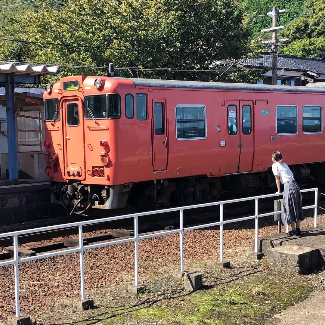 辻詩音のインスタグラム：「おだやかがいちばん🚃 . . . 11月22日(金)辻詩音one man live「夢中博」 会場 渋谷duo MUSIC EXCHANGE 開場19:00/開演19:30  #山陰海岸ジオパーク #山陰海岸 #わおじお #兵庫旅行 #兵庫観光 #japantrip #japantravel #singersongwriter #music #」