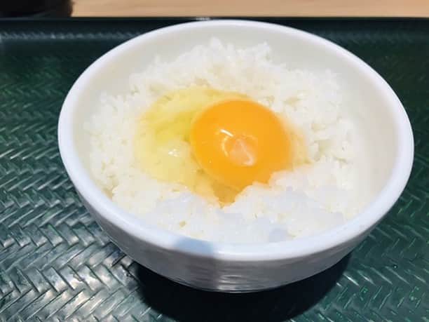 はなまるうどんのインスタグラム：「うどん屋なのに、「 #卵かけご飯 」を食べてきた件について🙄👌🏻 💐気になる注文内容💐 ・ライス小 ・生卵 📢お好みで、卓上のお醤油をかけて、お召し上がりください😎🏅 #はなまるうどん #うどん」