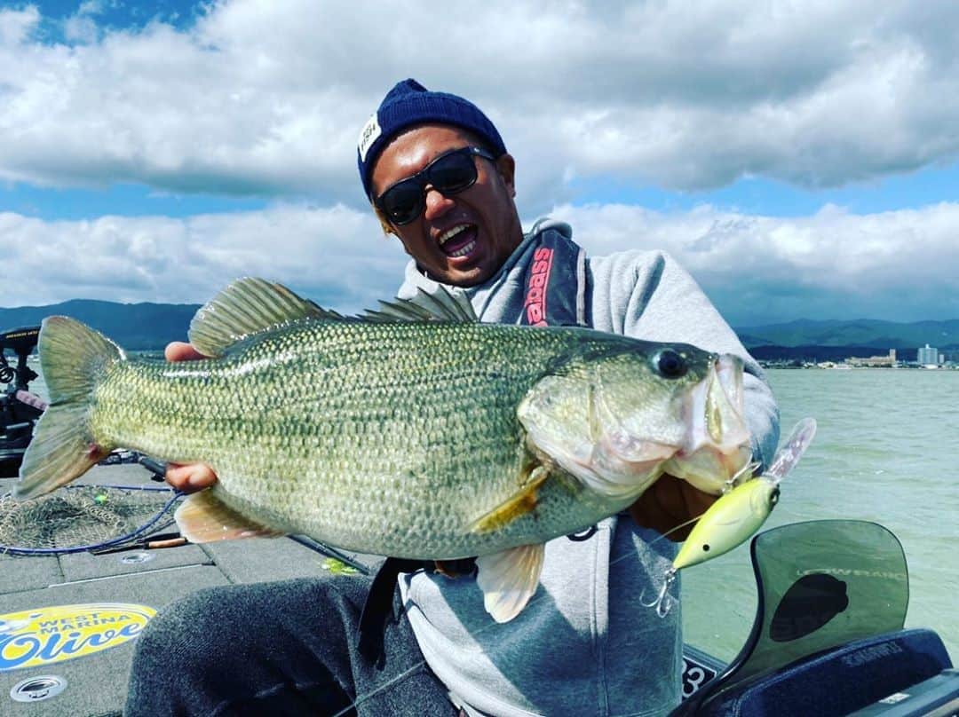Megabass Inc.のインスタグラム：「スギムラガイド、怒涛のDEEP-X300ラッシュが続いております！4mダイバーの最強クランクと言えば真っ先にこれです。ロッドはDEEP-X300専用シャフトのVKC-71MHがオススメです！ @sugimura_kazuya  #megabass #メガバス #mymegabass #deepx300 #琵琶湖 #杉村和哉 #スギムラガイドサービス #valkyrie #vkc71mh」