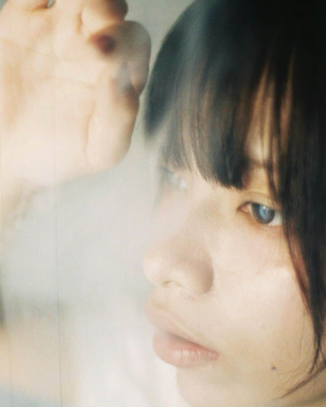 のインスタグラム：「🕯 #portrait . ぽとれ ⠒̫⃝⠒̫⃝⠒̫⃝ . この日のカラコンは、feliamo の Espresso 🖤 ナチュラルに盛れるからお気に入り ✧‧˚ . @be.girl_official でフェリアモ2箱購入で1箱プレゼントキャンペーンしてるみたいなのでちぇけら 🙆‍♀️✔️ . カラコン探してる方、気になる方は、ビガール カラコンで検索してみてね〜 🌚🌚🌚 . #カラコン #フェリアモ #ワンデーカラコン #おすすめカラコン#PR#カラコンビガール #begirl #カラコン着画 #白石麻衣 #まいやん」