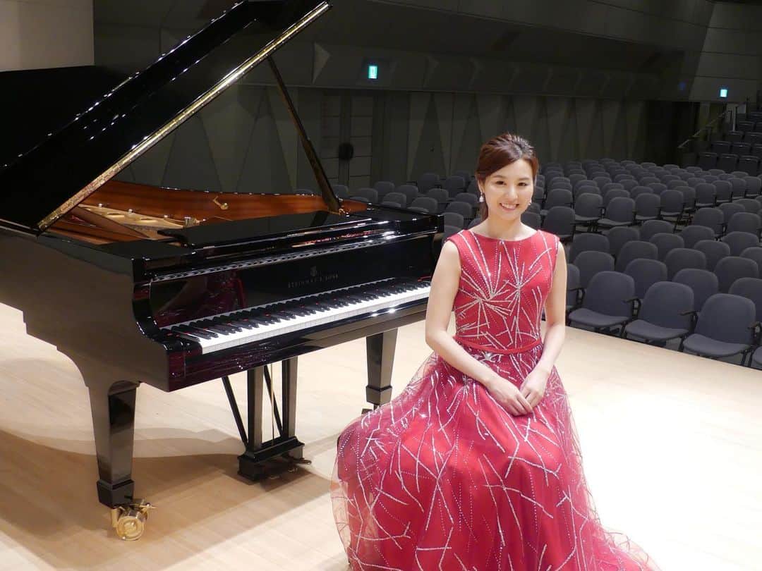 森本麻衣のインスタグラム：「昨日10/16🎂あたたかい気持ちでお誕生日を迎えることが出来ました😌✨ . . メッセージ💌やお花💐やお心遣い🎁を 下さった皆様 本当にありがとうございます😊 . . 『人生を作るのは自分自身』 をモットーに この一年は新しいことにも チャレンジしながら、 ピアニストとしての森本麻衣も、 プライベートな私も、 輝けるよう💫 努力しながら過ごして行けたらと思っています🌹 . これまで以上に 応援＆支えて下さる皆様に感謝し、 恩返しできるよう頑張ります😉💕 . これからもよろしくお願いします🎹🌈 . . 写真は先日の鳥取公演📸 . . . #maimorimoto#piano#pianist#hbd#birthday#1016#⚖#🎂 #🎹#👗#🍀#japan #森本麻衣#ピアニスト#ピアノ#ホール#誕生日#感謝#ドレス #これからもよろしくね」