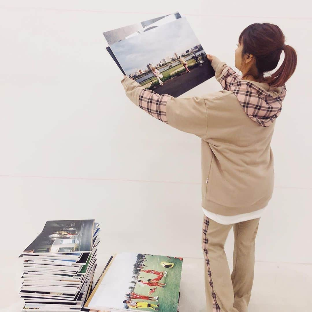 Aya（高本彩）さんのインスタグラム写真 - (Aya（高本彩）Instagram)「個展施工中。 ”Dream Ami”と”FILA”と"atmos pink"のトリプルコラボレーションアイテム、ゲットしたぜー‼️ #dreamami #atmos  #FILA」10月17日 15時15分 - aya_dream04