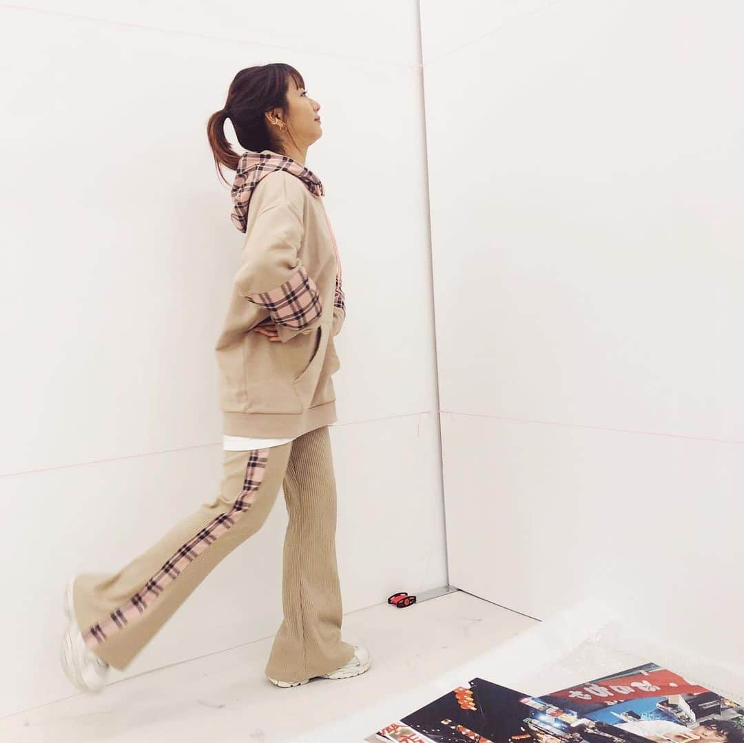 Aya（高本彩）さんのインスタグラム写真 - (Aya（高本彩）Instagram)「個展施工中。 ”Dream Ami”と”FILA”と"atmos pink"のトリプルコラボレーションアイテム、ゲットしたぜー‼️ #dreamami #atmos  #FILA」10月17日 15時15分 - aya_dream04