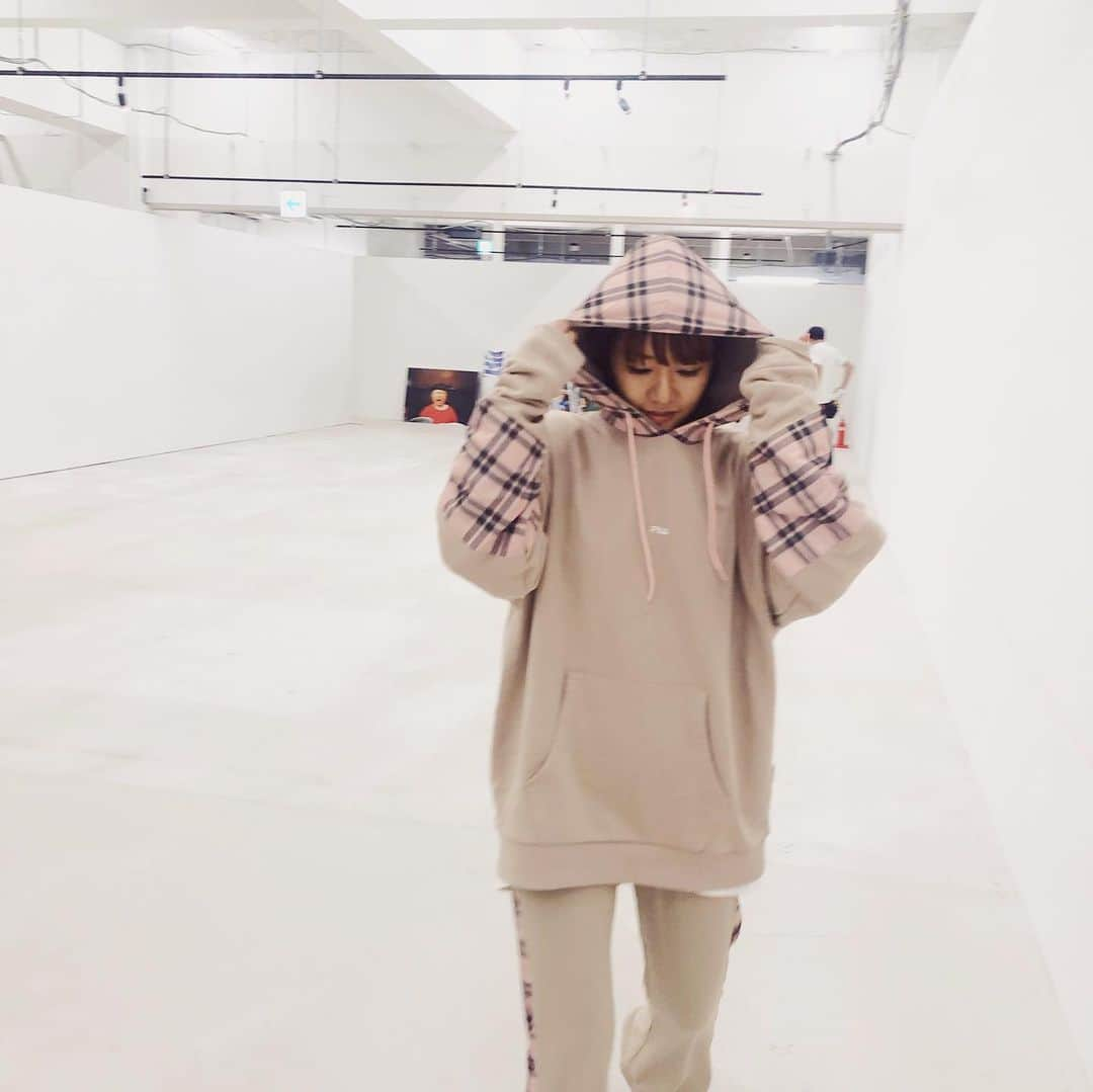 Aya（高本彩）さんのインスタグラム写真 - (Aya（高本彩）Instagram)「個展施工中。 ”Dream Ami”と”FILA”と"atmos pink"のトリプルコラボレーションアイテム、ゲットしたぜー‼️ #dreamami #atmos  #FILA」10月17日 15時15分 - aya_dream04