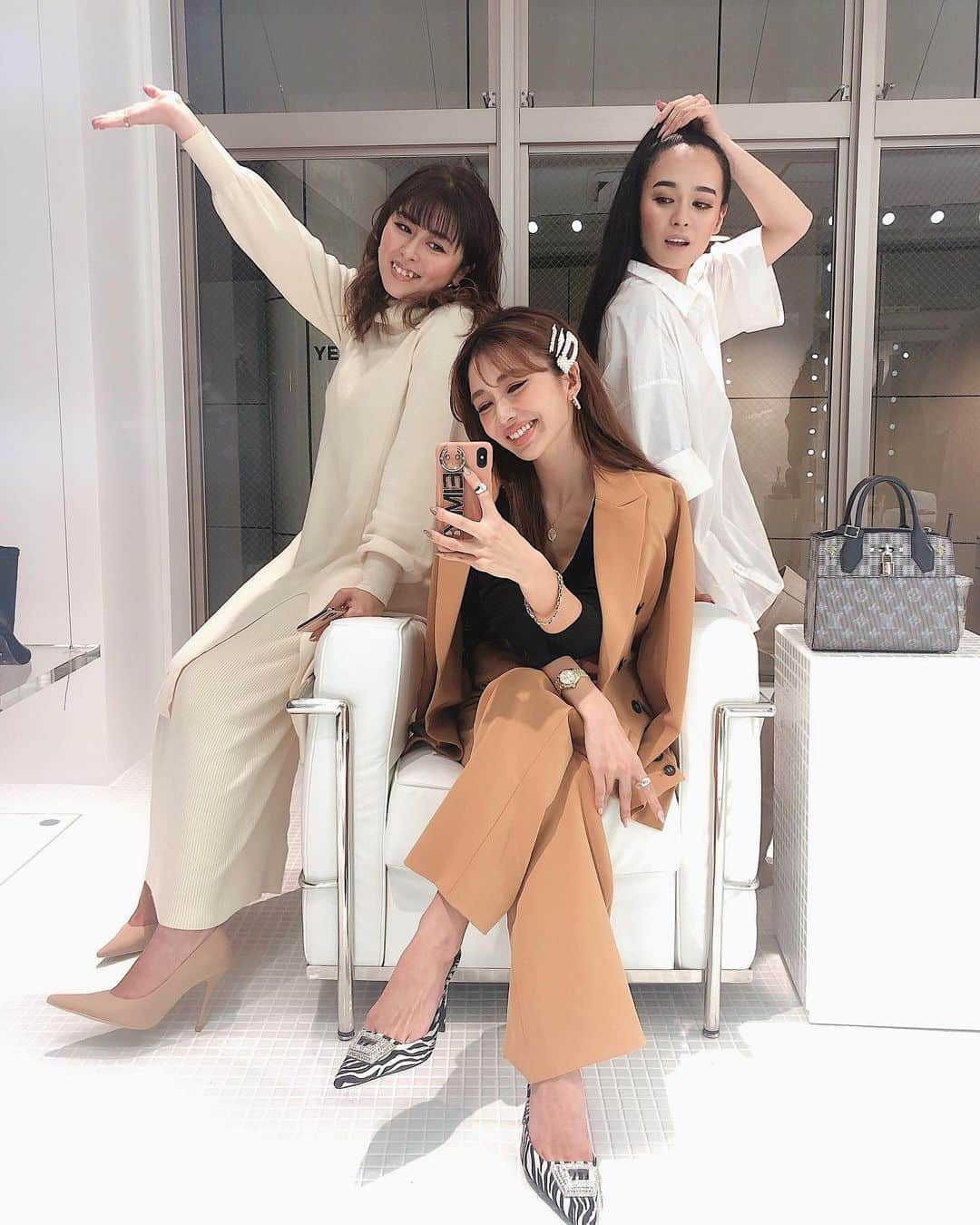 梯真奈美さんのインスタグラム写真 - (梯真奈美Instagram)「昨日は女神様🗽 @ayastella_ の @yelloshoes_official  FITTING SALONに行ってきたよ㊗️👠 遊び心の満載の可愛いシューズ達にトキメキながら、 悩みに悩んで、今回はスニーカーのようなカジュアルなデザインから何とも言えない女性らしさも湧き出ているパンプスと @van0129 ちゃんが履いてるブーツをオーダーしたよ❤️ 届くのが楽しみだなぁ😘 #yello」10月17日 15時25分 - official_manami