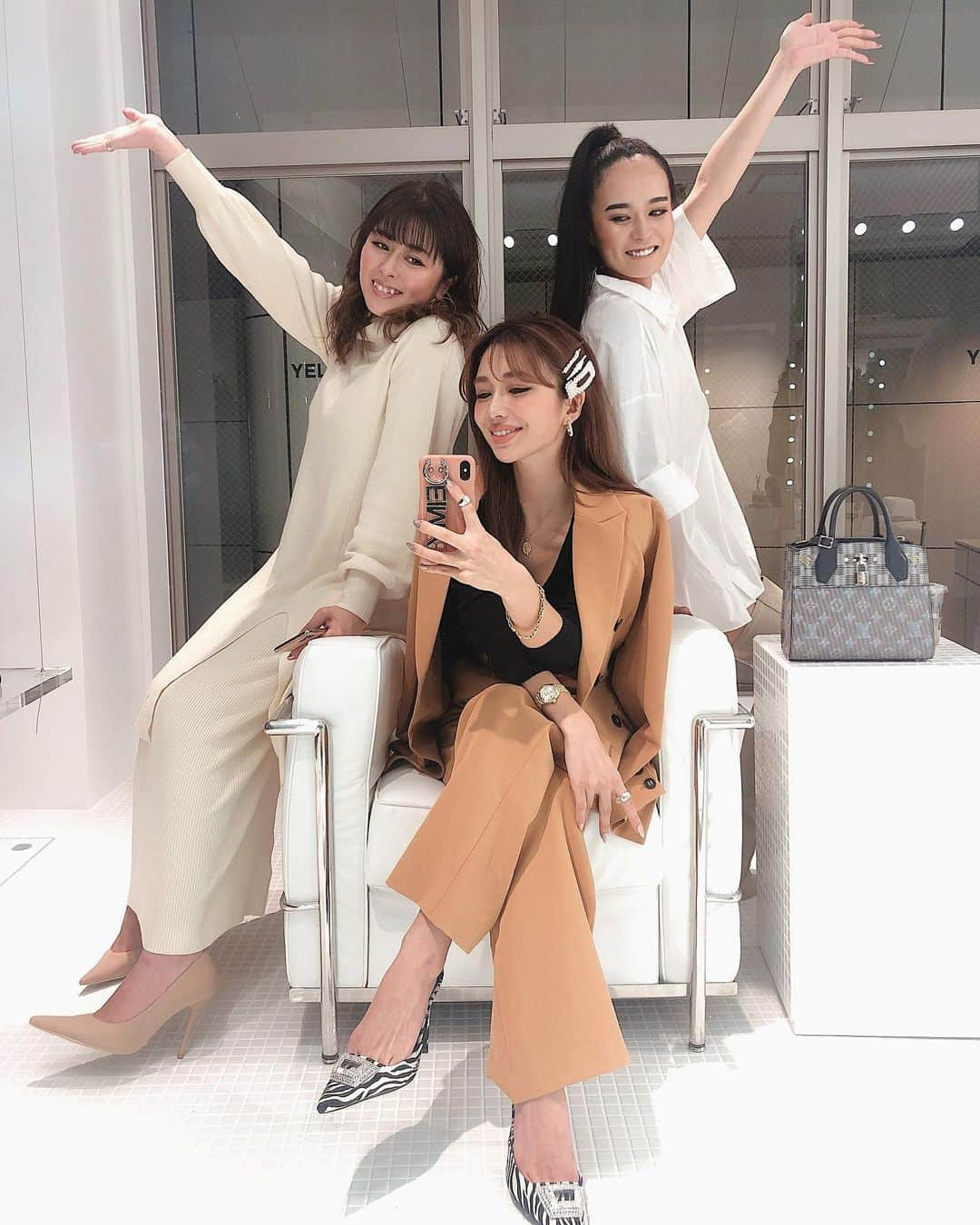 梯真奈美さんのインスタグラム写真 - (梯真奈美Instagram)「昨日は女神様🗽 @ayastella_ の @yelloshoes_official  FITTING SALONに行ってきたよ㊗️👠 遊び心の満載の可愛いシューズ達にトキメキながら、 悩みに悩んで、今回はスニーカーのようなカジュアルなデザインから何とも言えない女性らしさも湧き出ているパンプスと @van0129 ちゃんが履いてるブーツをオーダーしたよ❤️ 届くのが楽しみだなぁ😘 #yello」10月17日 15時25分 - official_manami