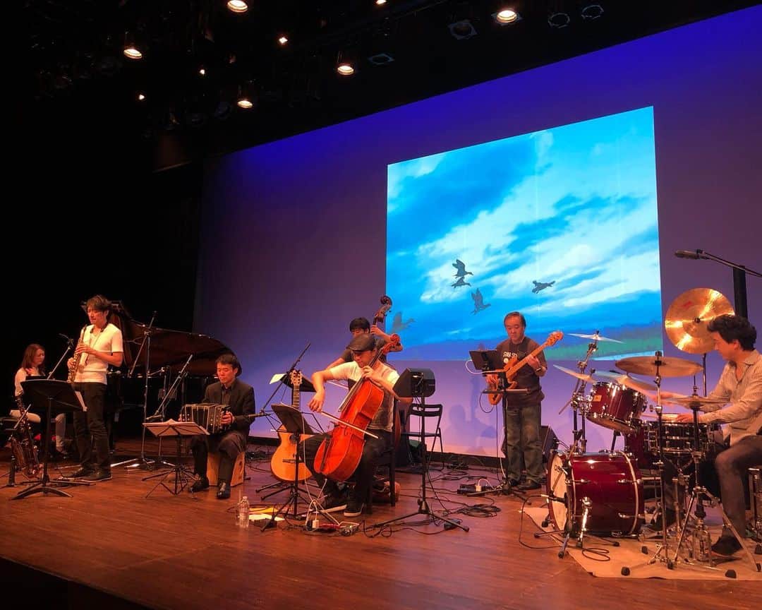 島田奈央子さんのインスタグラム写真 - (島田奈央子Instagram)「《現在、リハーサル中です！信州ジャズ@座・高円寺》  いよいよ本番当日を迎えました！ 現在。リハーサル中です。レコーディングメンバー7人全員がステージに並ぶと、本当に豪華。 サウンドはオーケストラのように厚みのある部分と、それぞれの楽器の音がスッキリと聴こえる部分と。半年前よりも更にバンド感が増しています。 是非、たくさんの方に見て頂きたい！  当日券ご用意ございます！ 今からでも間に合います！ お待ちしています！ ＊＊＊＊＊＊＊ ●10/17(木) “信州ジャズ” 4thアルバム『山岳幻想曲』リリース記念コンサート  伊佐津さゆり(Piano)、太田剣(Sax)、伊藤ハルトシ(Cello,Guitar)、啼鵬(Bandoneon)、村上聖(Bass)、山根幸洋(Bass)、平井景(Drums&Produce)  会場:東京・高円寺「座・高円寺2」 （‪03-3223-7500 / 東京都杉並区高円寺北2-1-2）‬ 開場18:00 / 開演19:00 / 当日¥4500（全席自由） ※全てチケットレス（チケット発行無し）。お申し込み後、受付にてお名前をお伝えください  主催・コンサートに関するお問い合せ：“信州ジャズ”事務局 [メール] live@shinshu-jazz.com [電話] ‪090-8871-5419‬  4thアルバム『山岳幻想曲』から。 「山岳幻想曲」「馬走る」PV https://youtu.be/OohHXulOTNI “信州ジャズ”公式サイト＞＞http://www.shinshu-jazz.com/」10月17日 15時25分 - nao_somethingjazzy