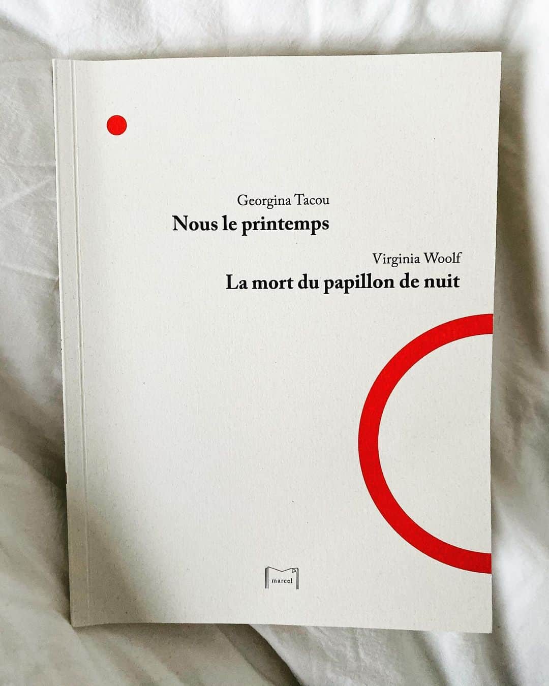 カロリーヌ・ド・メグレのインスタグラム：「Gros coup de coeur❤️ de cette lecture croisée de deux nouvelles. C’est fort, c’est beau, c’est poétique. Allez-y!」