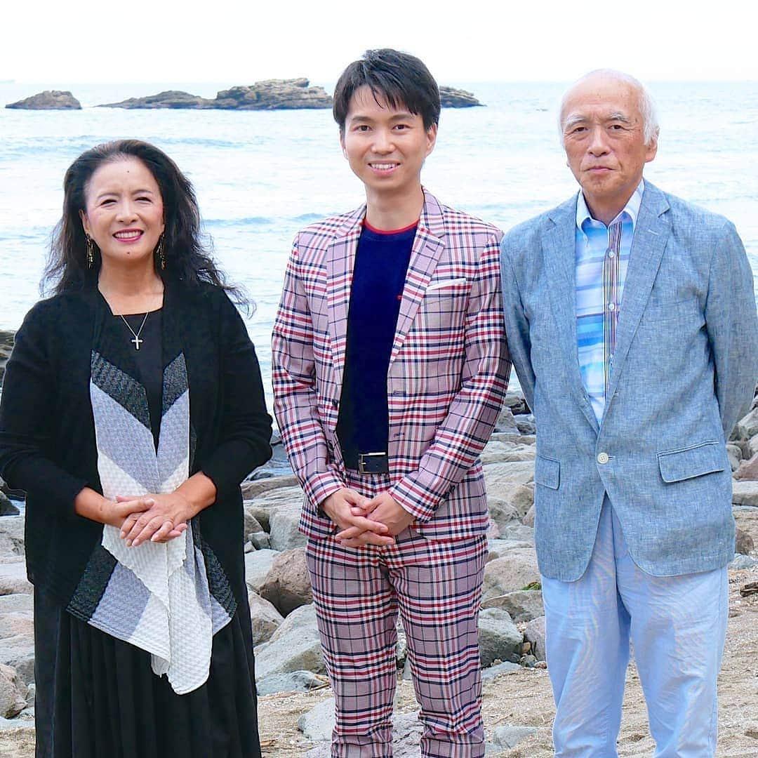 古村勇人さんのインスタグラム写真 - (古村勇人Instagram)「この度の台風19号にて被害に遭われた方々に心よりお見舞い申し上げます。  富山湾越しに立山連峰を一望できる雨晴海岸。その昔、この地の岩の下で雨宿りをした源義経はどんな空を眺めたのでしょうか？皆さんの心が晴れ渡ることを祈りながら、今年の『古村勇人ライブ＆ディナー2019』では、そんな義経伝説を豪華キャストで舞台化します！池上季実子さんをスペシャルゲストに迎え、その出会いを作って頂いたNHKにて数多くの作品を手掛けた布施実さんの演出で日本のどこにもないようなディナーショーをお届けします。S席は好評発売中ですので、よいお席はお早めにお申し込み下さい！  2019年11月17日（日） ホテルニューオータニ高岡 古村勇人ライブ＆ディナー2019 雨晴伝説 ～義経恋物語～  出演／古村勇人　杜このみ　新藤栄作　大橋吾郎 櫻井忍　三浦憲世　柴田善行　山本道俊 若林廉也　津田奈由子　安井摩耶　大竹真由子　岸本有紀子 池上季実子  933-0035 富山県高岡市新横町1番地 受付 16:30～　ライブ 17:00～　お食事 19:15～  SS席　23,000円 ライブ：1列目～5列目の指定席 お食事：14F トップレストラン「フォーシーズン」にてスペシャルコース  S席　18,000円 ライブ：6列目以降の指定席 お食事：「瑞竜の間」「万葉・二上の間」「雨晴の間」のいずれかにてフルコース  ご予約・お問い合わせ 古村勇人富山後援会 TEL 090-4329-9271（受付時間 9:00〜18:00） http://www.hayato-furumura.com  #古村勇人 #池上季実子 #布施実 #台風 #富山湾 #富山 #立山連峰 #立山 #雨晴海岸 #雨晴 #義経岩 #雨宿り #源義経 #空 #ライブ #ディナー #義経伝説 #舞台 #朗読劇 #ディナーショー #杜このみ #演歌 #新藤栄作 #宮地真緒 #大橋吾郎 #ホテルニューオータニ高岡 #ホテル #ニューオータニ高岡 #ホテルニューオータニ #高岡」10月17日 21時00分 - hayato.furumura