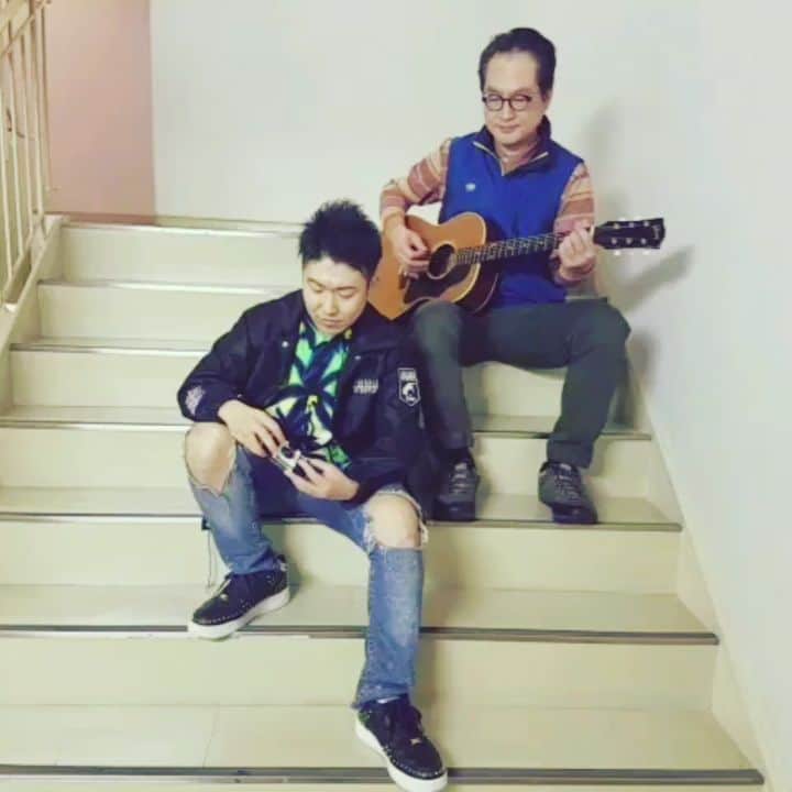 のインスタグラム：「松浦さんのギターに乗せて、僕のカメラのギャグを歌ったら、  なかなか良い感じの曲になりましたよ！  レイチェルfeat.松浦真也  チーズ。  とか言っちゃってぇ。  #吉本新喜劇#レイチェル#ギャグ#はいチーズ#アコースティックバージョン#featuring#松浦真也 さん#スゴく良い仕上がり#さすが#松浦さん#しかし#僕の歌い方のクセが#えぇげぇちぃ～！！！😁😁😁😁😁😁💨💨💨💨💨💨🎶🎶🎶🎶🎶🎶🎶」