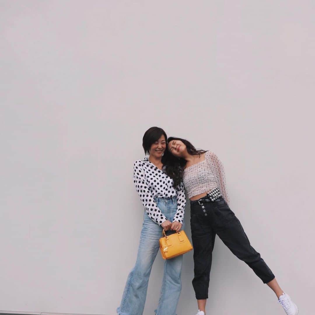 のインスタグラム：「Family.🌻💛 昨日は、名古屋でした✌︎ 新幹線口まで迎えに来てくれた母と 服がもろ被ってた。笑 帰りに防災グッズのリュック… 渡してくれました😌ありがとう!」