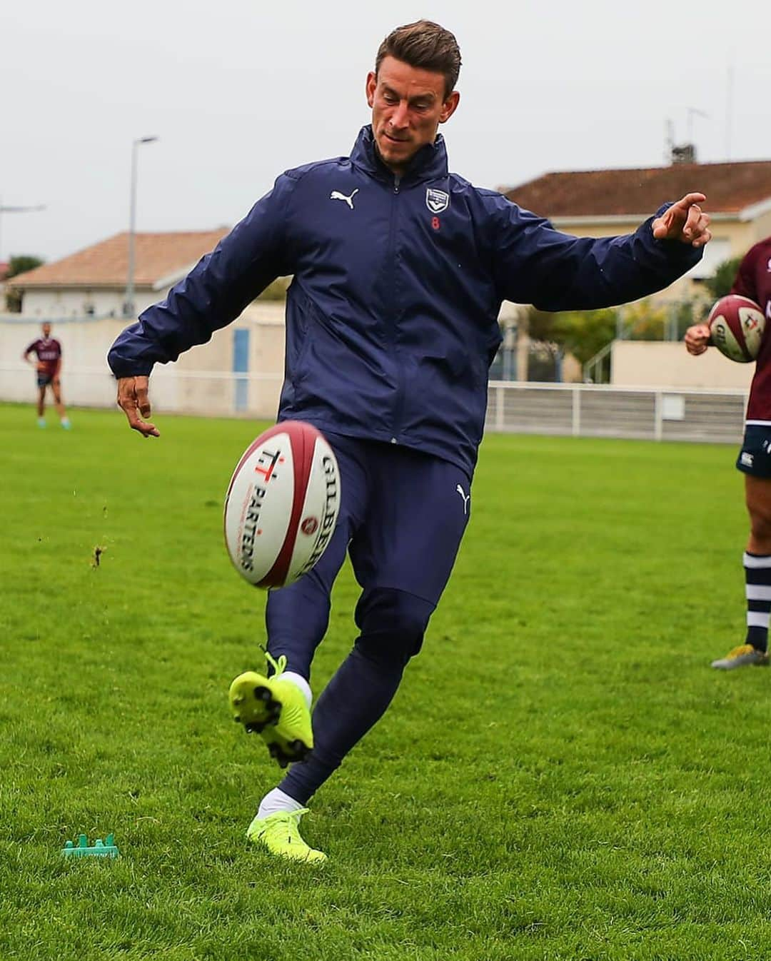 ローラン・コシールニーさんのインスタグラム写真 - (ローラン・コシールニーInstagram)「Alors pas trop mal non ? 🏉 😅 Rencontre avec @ubbrugby hier après-midi, j’ai travaillé mes drops 😉」10月17日 15時45分 - koscielny_official6