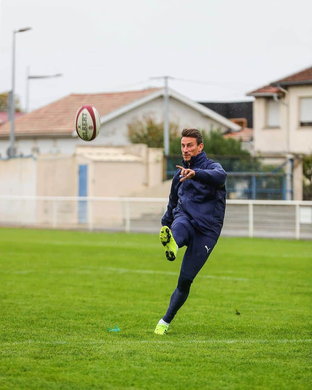 ローラン・コシールニーのインスタグラム：「Alors pas trop mal non ? 🏉 😅 Rencontre avec @ubbrugby hier après-midi, j’ai travaillé mes drops 😉」