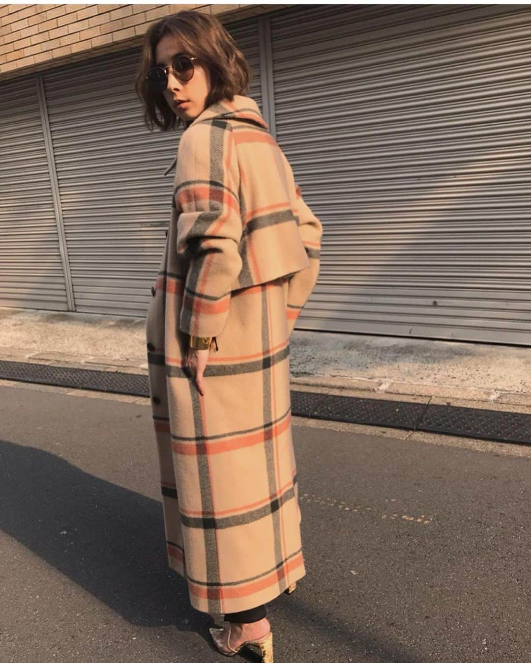 黒石奈央子さんのインスタグラム写真 - (黒石奈央子Instagram)「あめりふく。 . . CHECK SOULTEN COLLAR coat ¥40700+tax 10/18 . 生地から作ったオリジナルチェックコート！ シルエットを重視してつくりました！ .  @ameri_shinjuku @amerivintage @ameri_daikanyama @ameri.shinsaibashi #ameri#amerivintage #fashion #vintagefashion #coordinate#ootd#outfit#osanposnap #705_outfit #大人ファッション #大人コーディネート #大人スタイル #modestyle #modefashion#modecasual」10月17日 15時46分 - blackstone705