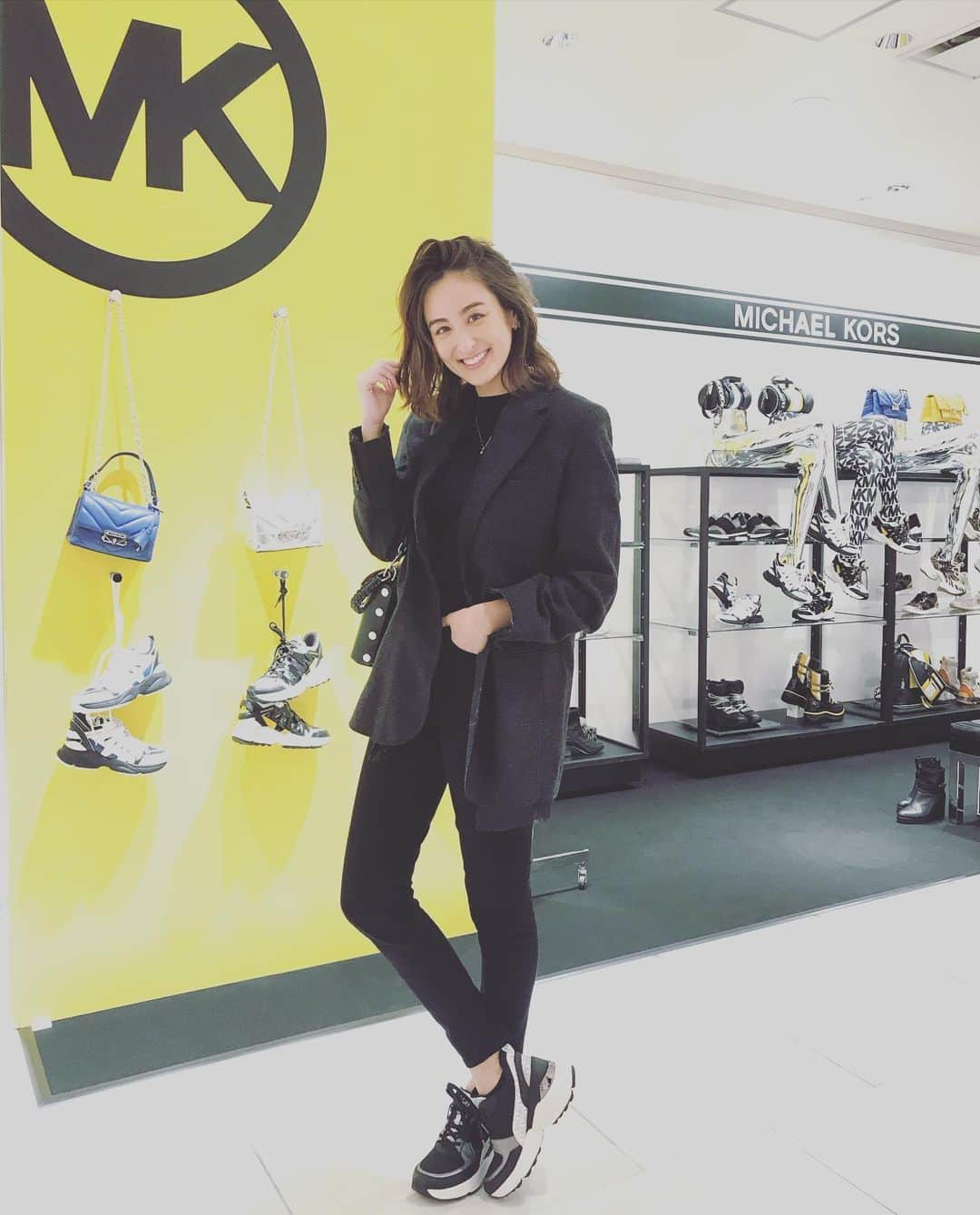 オードリー亜谷香さんのインスタグラム写真 - (オードリー亜谷香Instagram)「Finally back in Japan after my vacation and one of my first stops was to Isetan to check out the Michael Kors pop up. Scroll to the last picture to see the shoes I ended up getting! 今日は伊勢丹新宿へ行ってきました。10/16（水）～22（火）まで新宿伊勢丹2FのPOP-UP SPACEで、スニーカーのポップアップキャンペーンやってます♡  @michaelkors #MKSneakers #マイケルコース #MKスニーカー #isetanshoes」10月17日 15時48分 - audrey_ayaka