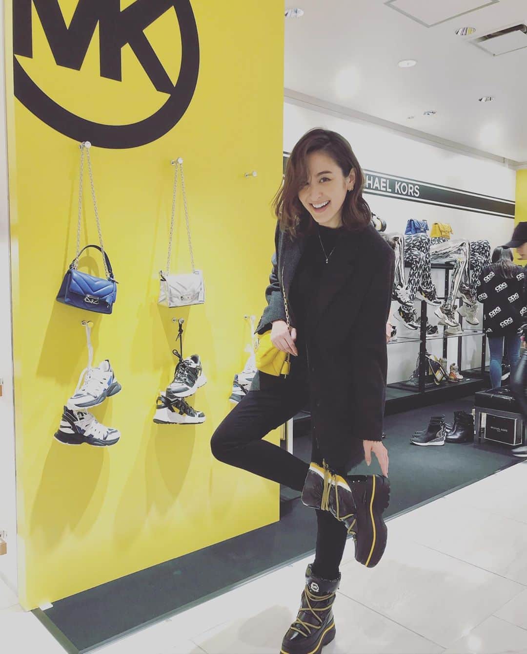 オードリー亜谷香のインスタグラム：「Finally back in Japan after my vacation and one of my first stops was to Isetan to check out the Michael Kors pop up. Scroll to the last picture to see the shoes I ended up getting! 今日は伊勢丹新宿へ行ってきました。10/16（水）～22（火）まで新宿伊勢丹2FのPOP-UP SPACEで、スニーカーのポップアップキャンペーンやってます♡  @michaelkors #MKSneakers #マイケルコース #MKスニーカー #isetanshoes」