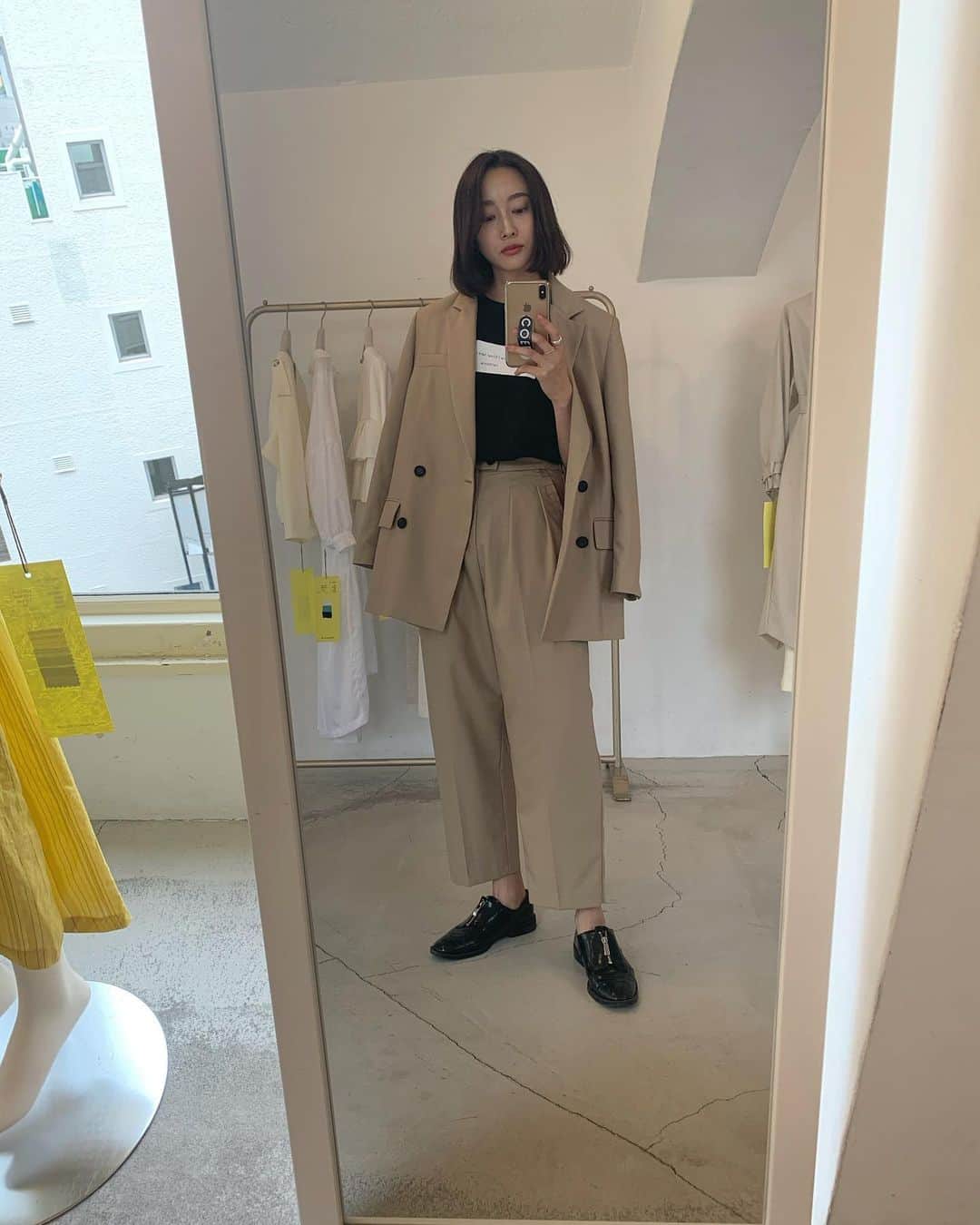 泉見祐希のインスタグラム：「. 今日はぐんと寒くなって久しぶりに手が冷える感覚。 胸の奥がきゅっとなる季節ですね。(嫌いじゃない)  冬を感じ始めた今日でしたが、 HERENCIAさんの2020ssの展示会へ行ってきました！  いや〜、可愛かった。、 来年の春が待ち遠しいナ！」