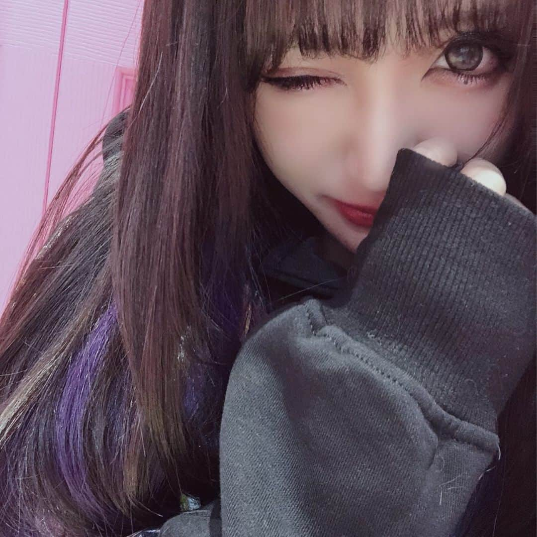 桜井莉菜さんのインスタグラム写真 - (桜井莉菜Instagram)「髪黒入れ直して黒々してて良き🙆‍♀️ @kei0926 にやってもらいますた👶 そして黒くしたら、ストレートにする事多いから、やたら髪綺麗にしたくなって、 トリートメントめちゃ通ってる✨ お陰で地毛が生き返って来た🤤🤤🤤 @silky_tokyo でエンジェルリング出来るまで通う🙋‍♀️ 艶髪女目指すぜ😎😎😎 そして @ankhcross_nail でやってもらったネイルと髪の紫がめちゃ合ってて嬉しみ🤤 あ、ちなみにカラコンは @dearqueen.jp のラブブラウンですん🖤 最近の私の詳細デシタ🤤🔮 #hair#make#nail#トリートメント#艶髪#黒髪#黒髪ロング#カラコン#ラブブラウン#パープル#インナーカラー」10月17日 16時01分 - rina__sakurai