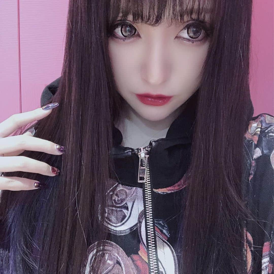 桜井莉菜さんのインスタグラム写真 - (桜井莉菜Instagram)「髪黒入れ直して黒々してて良き🙆‍♀️ @kei0926 にやってもらいますた👶 そして黒くしたら、ストレートにする事多いから、やたら髪綺麗にしたくなって、 トリートメントめちゃ通ってる✨ お陰で地毛が生き返って来た🤤🤤🤤 @silky_tokyo でエンジェルリング出来るまで通う🙋‍♀️ 艶髪女目指すぜ😎😎😎 そして @ankhcross_nail でやってもらったネイルと髪の紫がめちゃ合ってて嬉しみ🤤 あ、ちなみにカラコンは @dearqueen.jp のラブブラウンですん🖤 最近の私の詳細デシタ🤤🔮 #hair#make#nail#トリートメント#艶髪#黒髪#黒髪ロング#カラコン#ラブブラウン#パープル#インナーカラー」10月17日 16時01分 - rina__sakurai