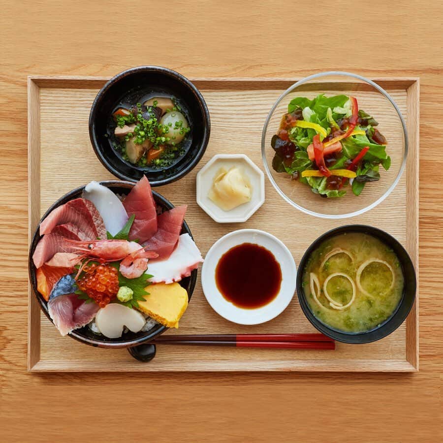 無印良品さんのインスタグラム写真 - (無印良品Instagram)「東京・無印良品 銀座 6階にある MUJI HOTEL GINZA 内の「WA | Japanese Restaurant」。 「WA | Japanese Restaurant」は、日本各地で受け継がれる食の知恵を、旬の素材をたっぷりと使った「郷土のおばんざい」で味わえる和食店です。 定期的に日本各地を訪れ、その土地のくらしとともにある食をお届けしていきます。 - 10月14日からは、「石川 ISHIKAWA」の料理をお届けしています。 加賀料理の代表格、治部煮を楽しめる石川のおぜん、石川県能登で水揚げされたぶりと甘えびなど、旬の魚介類を10種類盛り込んだ海鮮丼。 あたたかいお料理やお魚がおいしくなる季節、無印良品 銀座 6階でお待ちしています。 - MUJI HOTEL GINZA に宿泊していなくても、利用できます。 - - #無印良品 #MUJI #無印良品銀座 #MUJIGINZA #MUJIHOTELGINZA #銀座 #GINZA #石川 #ishikawa #郷土料理」10月17日 16時00分 - muji_global
