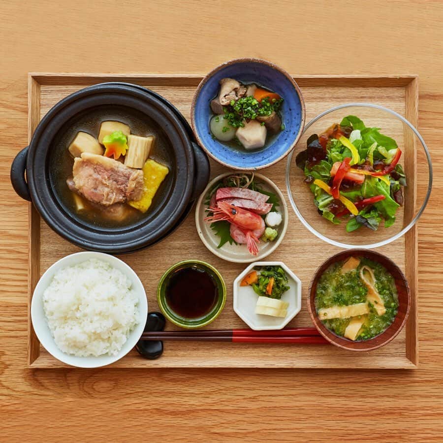 無印良品さんのインスタグラム写真 - (無印良品Instagram)「東京・無印良品 銀座 6階にある MUJI HOTEL GINZA 内の「WA | Japanese Restaurant」。 「WA | Japanese Restaurant」は、日本各地で受け継がれる食の知恵を、旬の素材をたっぷりと使った「郷土のおばんざい」で味わえる和食店です。 定期的に日本各地を訪れ、その土地のくらしとともにある食をお届けしていきます。 - 10月14日からは、「石川 ISHIKAWA」の料理をお届けしています。 加賀料理の代表格、治部煮を楽しめる石川のおぜん、石川県能登で水揚げされたぶりと甘えびなど、旬の魚介類を10種類盛り込んだ海鮮丼。 あたたかいお料理やお魚がおいしくなる季節、無印良品 銀座 6階でお待ちしています。 - MUJI HOTEL GINZA に宿泊していなくても、利用できます。 - - #無印良品 #MUJI #無印良品銀座 #MUJIGINZA #MUJIHOTELGINZA #銀座 #GINZA #石川 #ishikawa #郷土料理」10月17日 16時00分 - muji_global