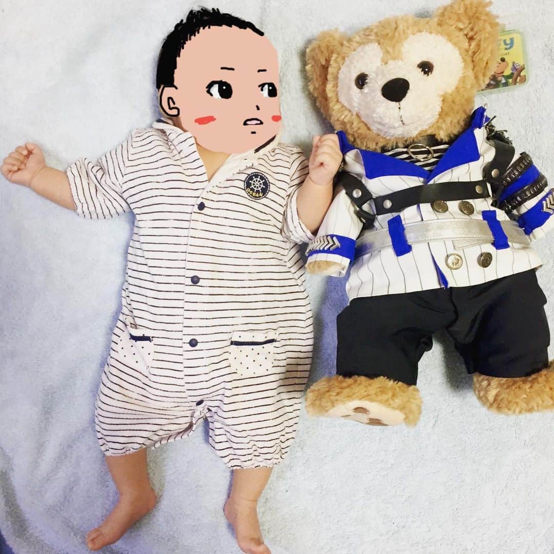 浦えりかのインスタグラム：「1ヶ月しか経っていないのにまるでダッフィーが小さくなったように見える（笑） #augustbaby2019 #baby #赤ちゃんの成長記録 #ぬいぐるみと背比べ  #ダッフィーコーデ」