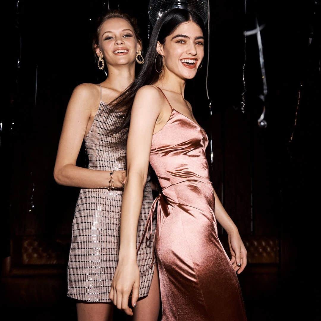 H&Mさんのインスタグラム写真 - (H&MInstagram)「Now this is how to shine at a party. ✨ #HM  Shimmering dress: 0796638001 Hoop earrings: 0815107001 Long V-neck dress: 0796646001」10月17日 16時13分 - hm