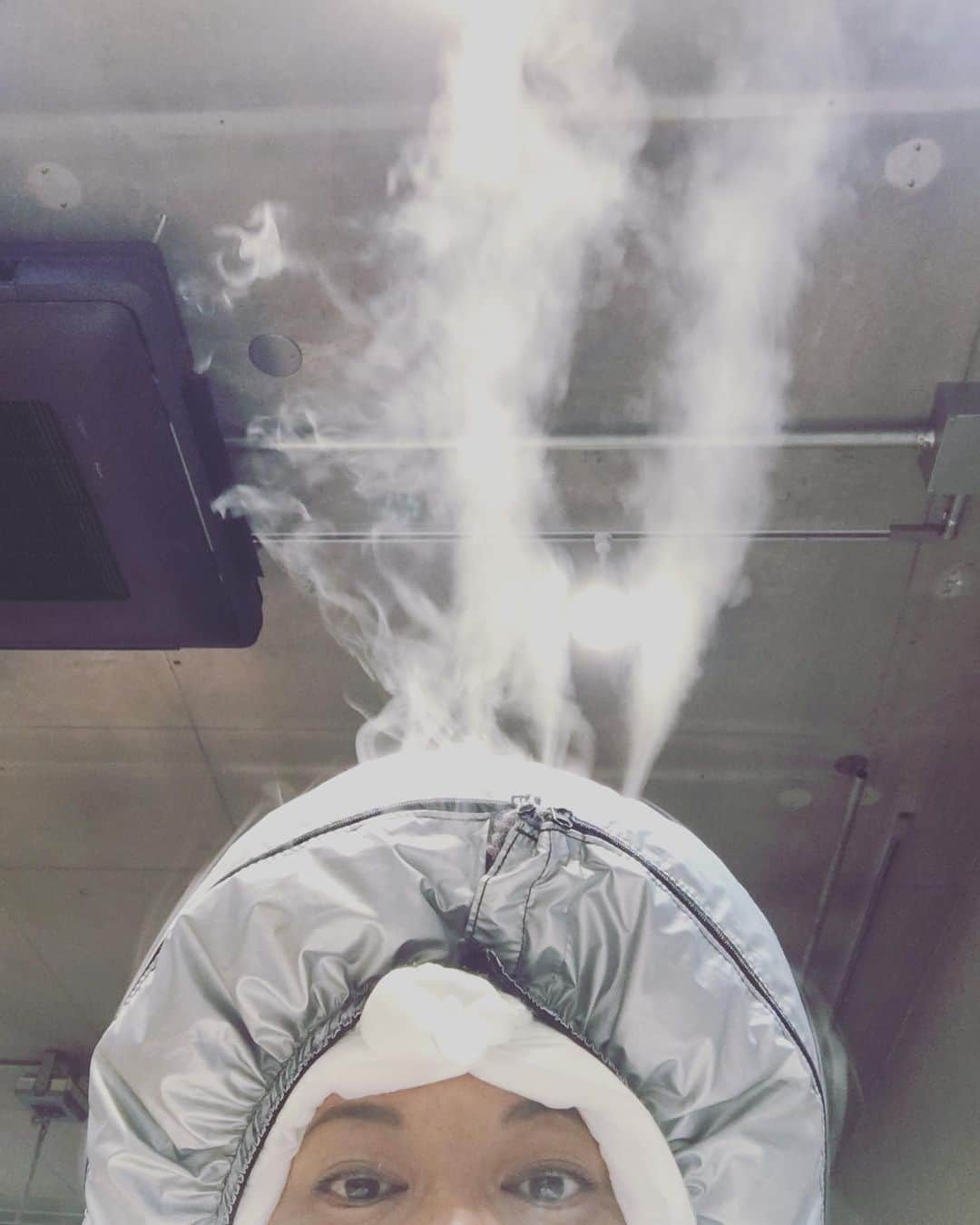 のインスタグラム：「芋の前に、自分を蒸しました。  ひさしぶりのヘアサロン。  なにもかもがひさしぶりなのよ。  #DaB  #猫まん蒸けて〼 #娑婆への復帰第一歩 #佳境期は髪の毛なんて二の次三の次よね #とりあえずアタマになんか生えてりゃいい的な」