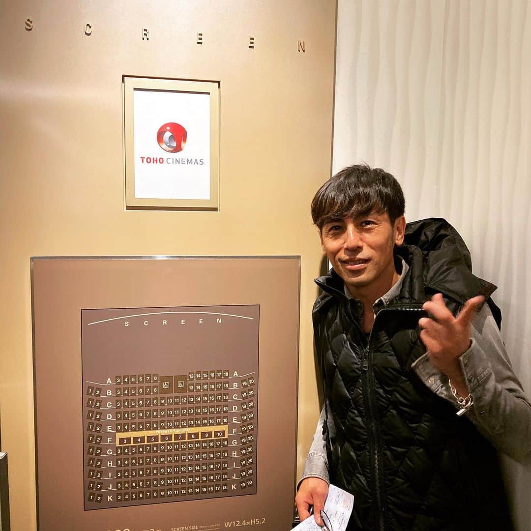 寺岡呼人のインスタグラム：「恥ずかしながら、シトーンズの映画を新宿で観てきました。﻿ そして恥ずかしながらメチャ感動してしまって、恥ずかしながら少し泣いてしまった。﻿ ﻿ パソコンで観るより、劇場でみんなで観る方が100倍良かった！﻿ ﻿ 皆さんも是非観に行ってみてください！﻿ ﻿ #カーリングシトーンズ﻿ #近所の石﻿」