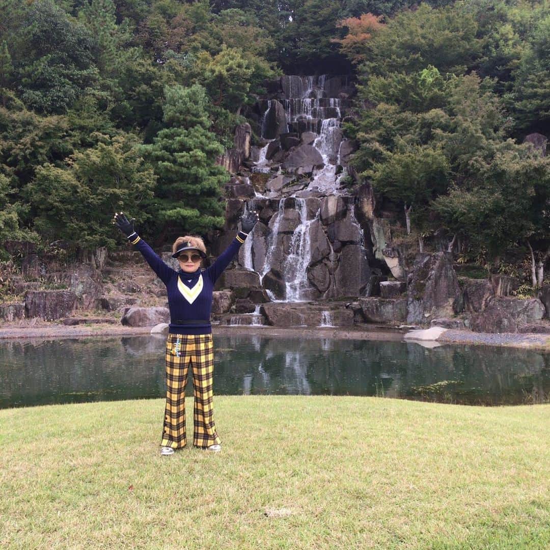 末成由美さんのインスタグラム写真 - (末成由美Instagram)「何とゴルフ場に滝が流れてる‼️」10月17日 16時23分 - yumisuenari