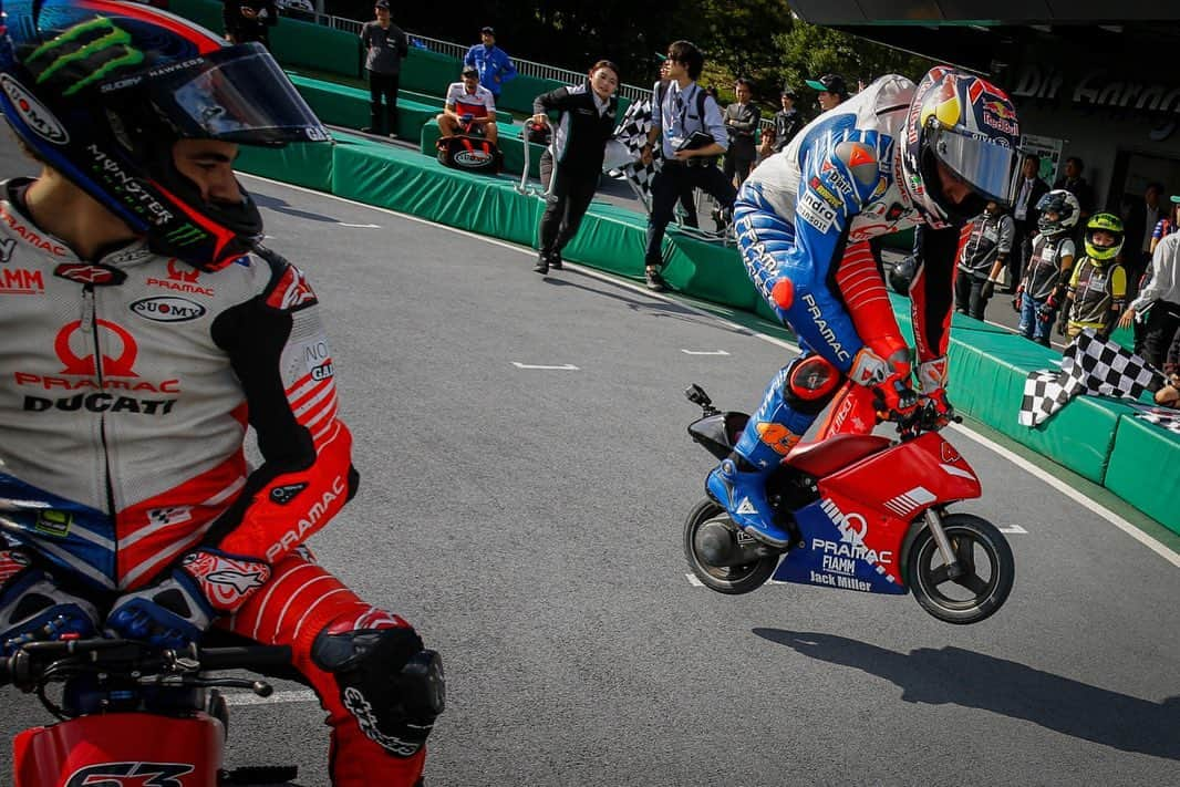 MotoGPさんのインスタグラム写真 - (MotoGPInstagram)「#MiniGP madness 🔥🔥🔥 // As a tradition ahead of the #JapaneseGP 🇯🇵, some #MotoGP riders swapped their big bikes for electric minibikes to fight for glory in a very special race! 🏁 Swipe left ⬅️ to check out the best moments from this different kind of battle and find out who stepped onto the top of the podium 💪 #Motorcycle #Racing #Motorsport」10月17日 16時26分 - motogp