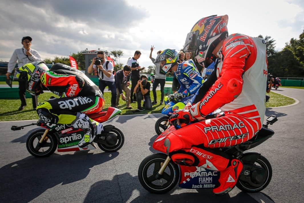 MotoGPさんのインスタグラム写真 - (MotoGPInstagram)「#MiniGP madness 🔥🔥🔥 // As a tradition ahead of the #JapaneseGP 🇯🇵, some #MotoGP riders swapped their big bikes for electric minibikes to fight for glory in a very special race! 🏁 Swipe left ⬅️ to check out the best moments from this different kind of battle and find out who stepped onto the top of the podium 💪 #Motorcycle #Racing #Motorsport」10月17日 16時26分 - motogp