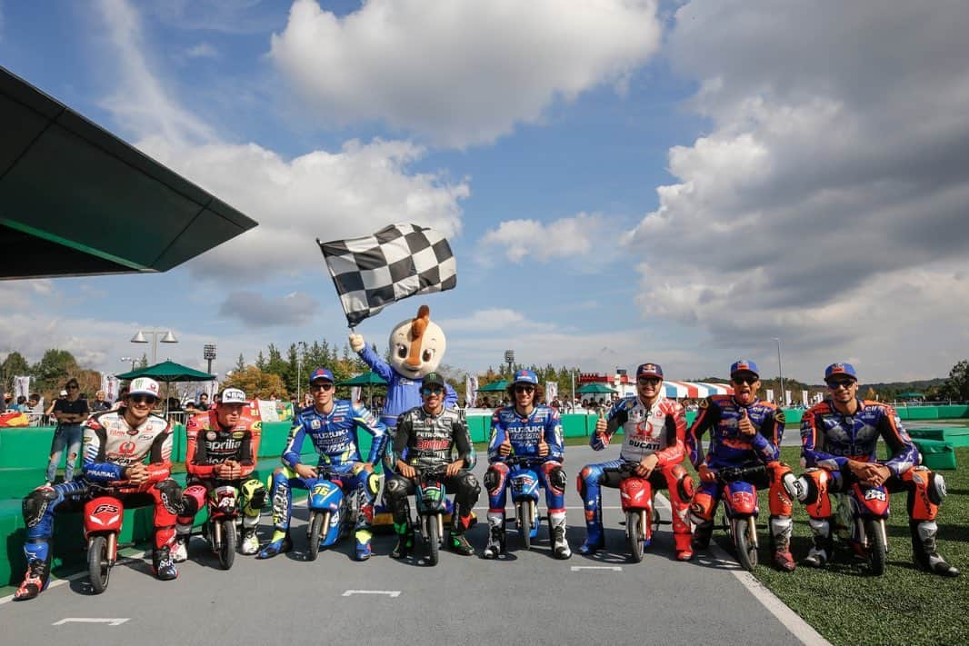 MotoGPさんのインスタグラム写真 - (MotoGPInstagram)「#MiniGP madness 🔥🔥🔥 // As a tradition ahead of the #JapaneseGP 🇯🇵, some #MotoGP riders swapped their big bikes for electric minibikes to fight for glory in a very special race! 🏁 Swipe left ⬅️ to check out the best moments from this different kind of battle and find out who stepped onto the top of the podium 💪 #Motorcycle #Racing #Motorsport」10月17日 16時26分 - motogp