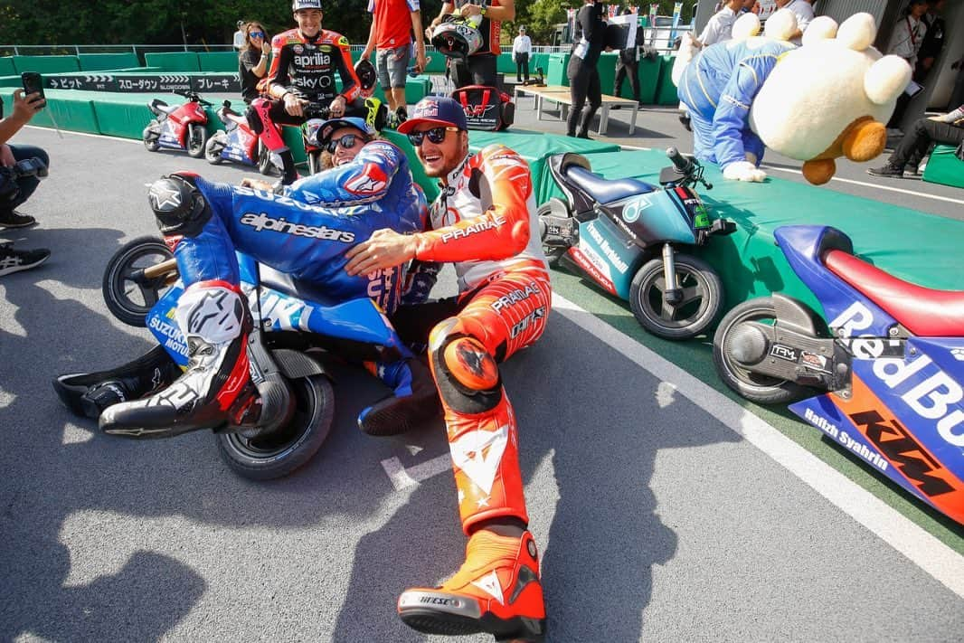 MotoGPさんのインスタグラム写真 - (MotoGPInstagram)「#MiniGP madness 🔥🔥🔥 // As a tradition ahead of the #JapaneseGP 🇯🇵, some #MotoGP riders swapped their big bikes for electric minibikes to fight for glory in a very special race! 🏁 Swipe left ⬅️ to check out the best moments from this different kind of battle and find out who stepped onto the top of the podium 💪 #Motorcycle #Racing #Motorsport」10月17日 16時26分 - motogp