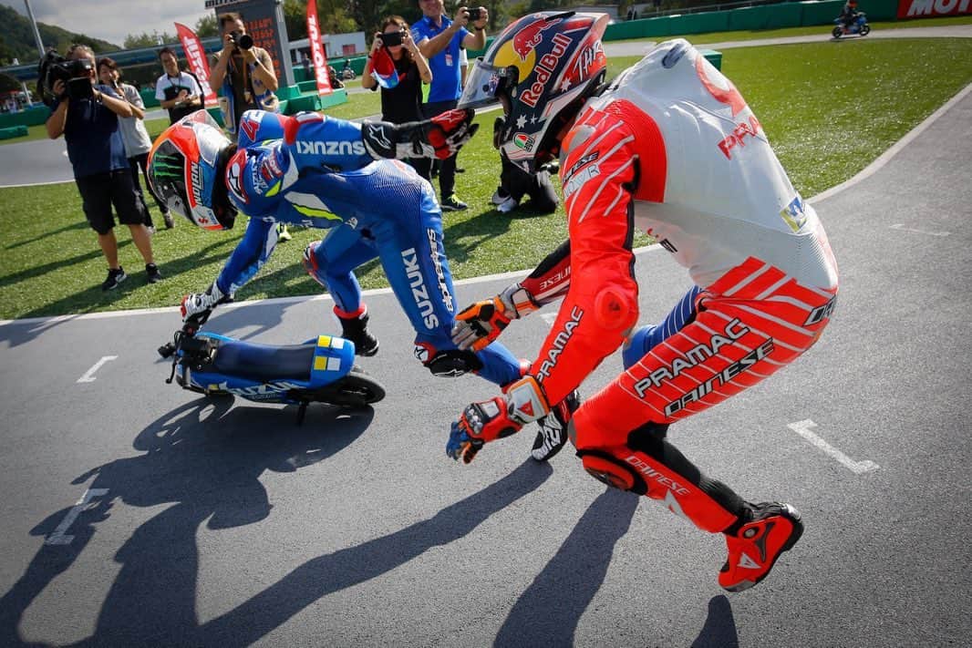 MotoGPさんのインスタグラム写真 - (MotoGPInstagram)「#MiniGP madness 🔥🔥🔥 // As a tradition ahead of the #JapaneseGP 🇯🇵, some #MotoGP riders swapped their big bikes for electric minibikes to fight for glory in a very special race! 🏁 Swipe left ⬅️ to check out the best moments from this different kind of battle and find out who stepped onto the top of the podium 💪 #Motorcycle #Racing #Motorsport」10月17日 16時26分 - motogp