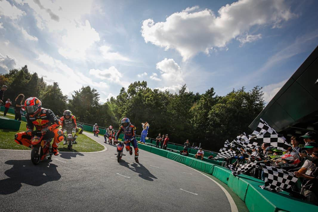 MotoGPさんのインスタグラム写真 - (MotoGPInstagram)「#MiniGP madness 🔥🔥🔥 // As a tradition ahead of the #JapaneseGP 🇯🇵, some #MotoGP riders swapped their big bikes for electric minibikes to fight for glory in a very special race! 🏁 Swipe left ⬅️ to check out the best moments from this different kind of battle and find out who stepped onto the top of the podium 💪 #Motorcycle #Racing #Motorsport」10月17日 16時26分 - motogp