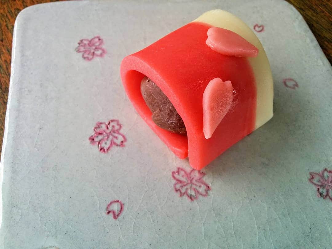 のインスタグラム：「Woman mood.. Could you imagine how energic the woman when using red clothes? Look bright, cheerful, charming.. georgeus! You will feel the same when you eat "Winding Clothes" on the bad mood. Chocolate inside it will help you so much.. Try it! #toiro_wagashi #windingclothes #red #chocolate #woman #wagashi #desserts #sweets #japanese」