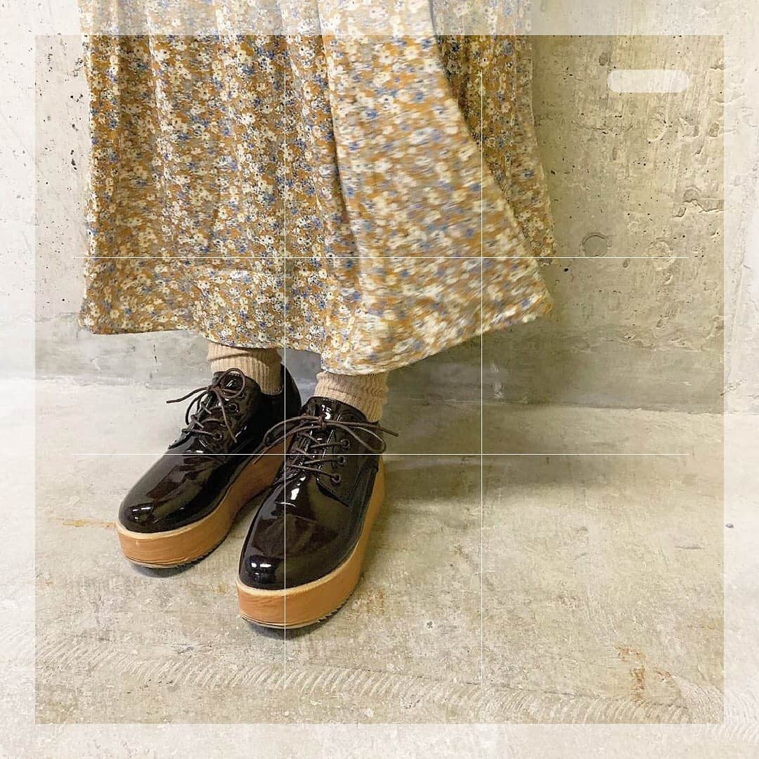 超十代-ULTRA TEENS FES-さんのインスタグラム写真 - (超十代-ULTRA TEENS FES-Instagram)「.﻿ 季節の変わり目は﻿ 洋服や化粧品だけでなく﻿ 靴などの小物も新調したい﻿ ﻿ この秋﻿ ぽてっとしたフォルムの﻿ マニッシュなデザインの靴が﻿ 可愛いんです　﻿ ﻿ こっくりブラウンで﻿ さらに今っぽく♡﻿ ﻿ Special Thanks♡﻿ @61.148﻿ ﻿ ﻿ #olivedesolive #ootd #thecube #ootd #coordinate #オリーブデオリーブ  #お洒落さんと繋がりたい #おしゃれさんと繋がりたい #お洒落好きな人と繋がりたい #2019aw #厚底シューズ #靴 #秋靴﻿」10月17日 16時43分 - chojudai_japan