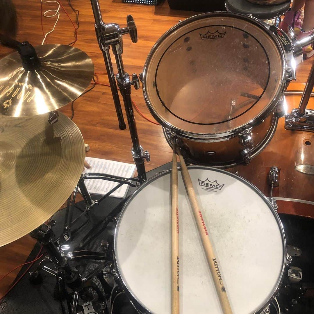 DUTTCHさんのインスタグラム写真 - (DUTTCHInstagram)「本日もリハ‼️ こうして叩ける事に  感謝。  #pearl #sabian #wincentsticks」10月17日 17時00分 - uzmkduttch