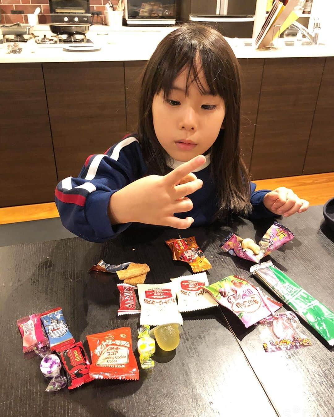 みきママさんのインスタグラム写真 - (みきママInstagram)「【おやつはお友達からもらったお菓子です〜！】. . . . . 遠足でお菓子をこうかんこしたら、いっぱいお菓子をゲットできました〜！！やったね〜！！ . . . . . パックンチョがオシャレになってる〜！！小さい時に食べてたお菓子が、今も人気なのが、嬉し〜！！. . . . . 杏ちゃん「つかれたー」ってさ。帰りは雨でした。. . . . . 今日は朝からドタバタだったな。家に帰ってきたら、家の中がごちゃごちゃになっていました。ひー。. . . . . #おやつ #パックンチョ」10月17日 17時07分 - mikimama_official