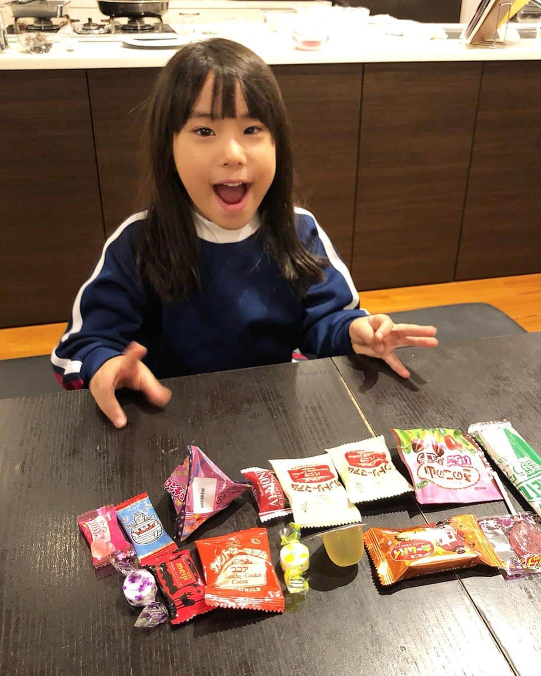 みきママさんのインスタグラム写真 - (みきママInstagram)「【おやつはお友達からもらったお菓子です〜！】. . . . . 遠足でお菓子をこうかんこしたら、いっぱいお菓子をゲットできました〜！！やったね〜！！ . . . . . パックンチョがオシャレになってる〜！！小さい時に食べてたお菓子が、今も人気なのが、嬉し〜！！. . . . . 杏ちゃん「つかれたー」ってさ。帰りは雨でした。. . . . . 今日は朝からドタバタだったな。家に帰ってきたら、家の中がごちゃごちゃになっていました。ひー。. . . . . #おやつ #パックンチョ」10月17日 17時07分 - mikimama_official