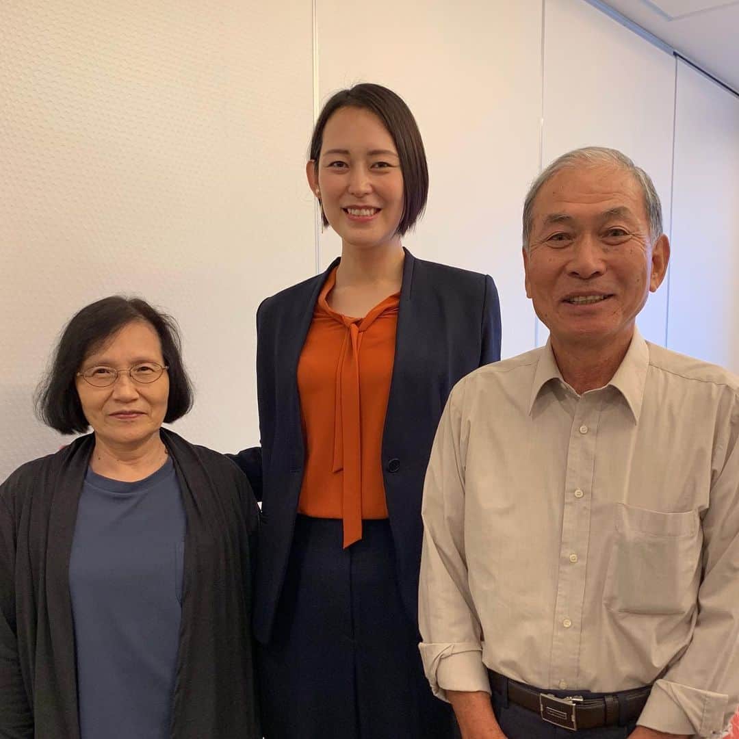 大山加奈さんのインスタグラム写真 - (大山加奈Instagram)「. . 本日は佐賀法人会さまより ご依頼をいただき、 《繋ぐ〜バレーボールが教えてくれたこと〜》という テーマでお話をさせてもらいました。 . . たくさんの方が聴きに来てくださって とても嬉しかったです‼︎ お仕事をお休みしてまで来てくださった方も‼︎ ありがとうございました‼︎ . . 最近1時間半では 時間が足りなくなってきました…笑。 話したいことがたくさん‼︎‼︎ . . 佐賀法人会さま ありがとうございました😊‼︎ . .  そして今日も熊本から 義父義母が会いにきてくれました‼︎ 車で2時間、3時間くらいのところで 仕事があるといつも来てくれるのです😊 優しい義父義母です😊💓 ゆっくりお話しできてよかった😆 . .  #講演会」10月17日 17時10分 - kanaoyama0619