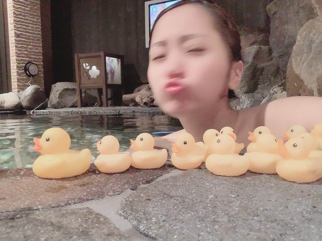 浜田翔子さんのインスタグラム写真 - (浜田翔子Instagram)「貸切風呂🐤🐥🐣🐤🐥🐣🐤🐥🐣🐤🐥 #すっぴん  #シャンプー🧴 してから入る人。 最後トリートメントします。」10月17日 17時14分 - shoko_hamada