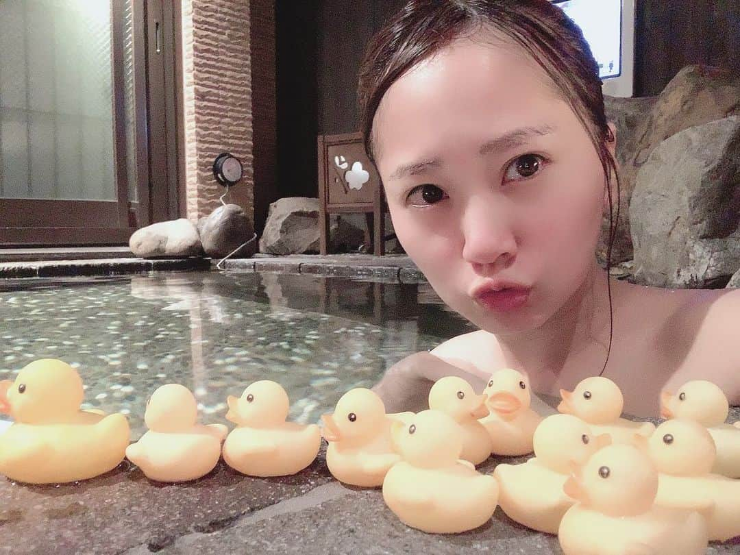 浜田翔子さんのインスタグラム写真 - (浜田翔子Instagram)「貸切風呂🐤🐥🐣🐤🐥🐣🐤🐥🐣🐤🐥 #すっぴん  #シャンプー🧴 してから入る人。 最後トリートメントします。」10月17日 17時14分 - shoko_hamada