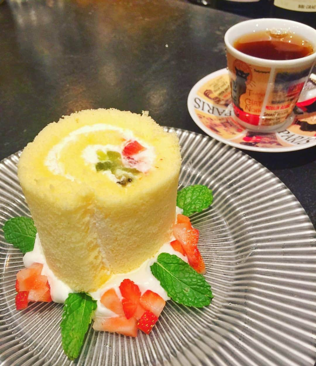 Legare+茂さんのインスタグラム写真 - (Legare+茂Instagram)「レガーレのパティシエ特製🍰 季節のフルーツロールケーキ♪ 季節によって、日によって、 フルーツが変わるのも楽しみです😋💓 . ◾レガーレ＋茂◾ 世田谷区池尻3-4-2srビル池尻1F ☎︎:050-5593-6211 . #池尻 #池尻大橋 #イタリアン #イタリアンバル #バル #バール #bar #ダイニングバー #レガーレ #レガーレ茂 #legare茂 #レガーレ池尻 #italian  #italianbar #三軒茶屋 #女子会 #東京グルメ #食べ歩き #東京食べ歩き #dolce #ドルチェ #desert #デザート #食スタグラム #世田谷グルメ #sweets #スイーツ #フルーツ #ロールケーキ #日替り #」10月17日 17時21分 - legare_shigeru