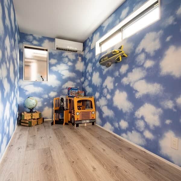 SH-Spaceさんのインスタグラム写真 - (SH-SpaceInstagram)「元気いっぱいのクロス柄の子供部屋。天然木の無垢材が持つ質感を特殊技法でありのままに表現された床材を使用。足ざわりの良いですよ！壁に黒板ステッカーを貼りコミニュケーションボードへ。#注文住宅 #マイホーム #スタディーコーナー #インテリア #住宅 @interior #家 #建築 #カフェハウス #暮らし #家づくり #house @マイホーム計画 #myhome #design #子供部屋インテリア #住まい #myhome #USM #デザイン #暮らし #自由設計 #施工事例 #設計#一戸建て #子供部屋クロス #子供部屋」10月17日 17時23分 - sh_space.home