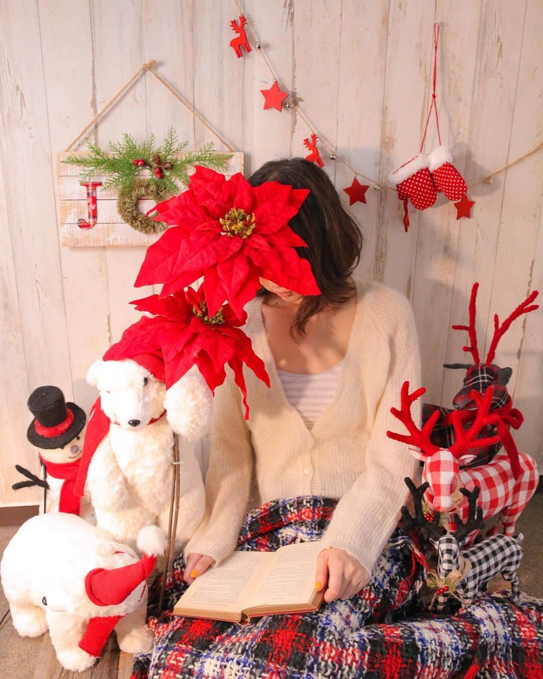 東京堂アーティフィシャルフラワーMAGIQのインスタグラム：「・ 【アーティフィシャルで季節を迎える】〜Winter Flower Home Decoration(ウィンターフラワー ホームデコレーション) ・ FX1480 ③ スパークポインセチア XU655  カムズシュガーベアー XU653  シュガーベアーM XU2359  ティカルレインディアM XU8160  ブロックレッドレインディア XU324  アイススノーマンM XU8161  ブロックブラックレインディア XU2416  ジョイプレート ・ 【ハッピーハロウィンキャンペーン】開催中❗️ ○期間:10/4(金)〜10/24(木) 🔸参加方法🔸 ＠magiq.jp プロフィールURLサイト から詳細の確認の上参加お願いします。 #magiqハロウィン2019 ・ #TOKYODO#MAGIQ#MAGIQのある暮らし#東京堂#アーティフィシャルフラワー#アーティフィシャル#アートフラワー#造花#花のある暮らし#花のある生活 #花好きな人と繋がりたい#フラワーデザイン#フラワーアレンジメント#フラワーアレンジ#アレンジメント#花が好き#花を飾る#artificial#artificialflower #flowerofinstagram #flowersoninstagram#winterflowers #花藝#插花#花藝課#保鮮花#不凋花#꽃스타그램#조화」