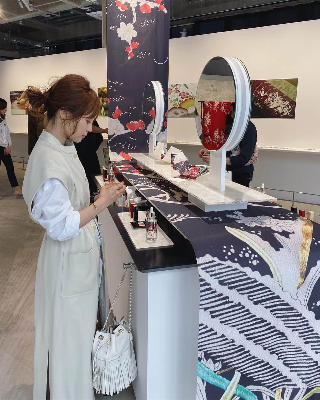 田中亜希子さんのインスタグラム写真 - (田中亜希子Instagram)「「クレ・ド・ポー ボーテの2019ホリデーコレクションの世界観を体験できる特別なイベント「KIMONO DREAM 〜KIMONOの夢で、あなたが目覚める。〜」 が、10月18日(金)〜10月20日(日)の期間限定で明治神宮前で開催されるそうです。 東京都渋谷区神宮前6丁目35-6　 jing（ジング)  本日はご招待いただき一足先にお邪魔させていただきました。  イベントではホリデーコレクションを発売前に試せることはもちろん、デジタルを使ったホリデーコレクションの美しい世界観を体験できます。  ひとりの女性の内面にある情熱や強さ、可憐、優しさを化粧品のカラーとリンクした着物の織り成す美しい世界観で表現されていました。  また、私が興味深かったのは着物の染め上げられる工程。1色づつ丁寧に染められていく絹布には奥深さと伝統を感じます。  体験後は ルージュアレーベルn511のリップと オンブルクルールクアドリn320アイシャドウ プードルコンパクトエサンシエル (パウダー) で仕上げていただきました。  上品なピンク系メイクは繊細さや優しさを表現するメイクで気持ちも穏やかになります♡  ホリデーコレクションは10月21日から発売です。  ただ色が可愛いから、素敵だからという理由だけでなく、纏いたい世界観をメイクで表現するという大人のメイクの愉しみ方を教えていただけたように思います。  #クレドポーボーテ #kimonodream #ホリデーコフレ #大人メイク #メイクアップ」10月17日 17時42分 - akiico